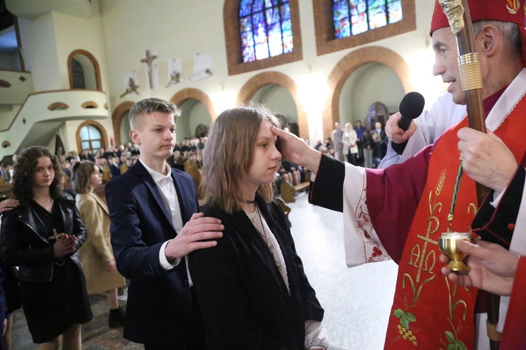 Bierzmowanie młodych z Nawojowej i Zawady