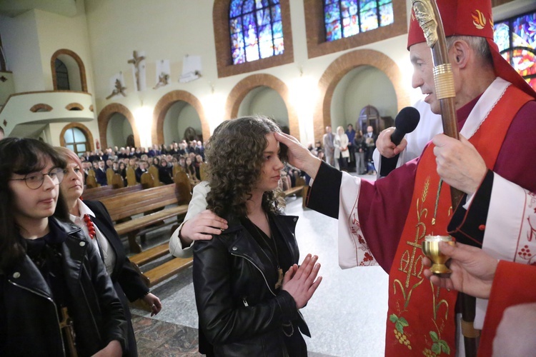 Bierzmowanie młodych z Nawojowej i Zawady