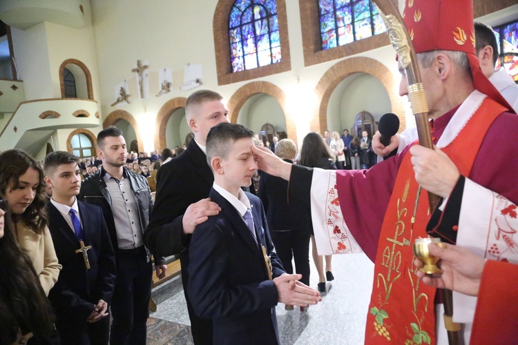 Bierzmowanie młodych z Nawojowej i Zawady