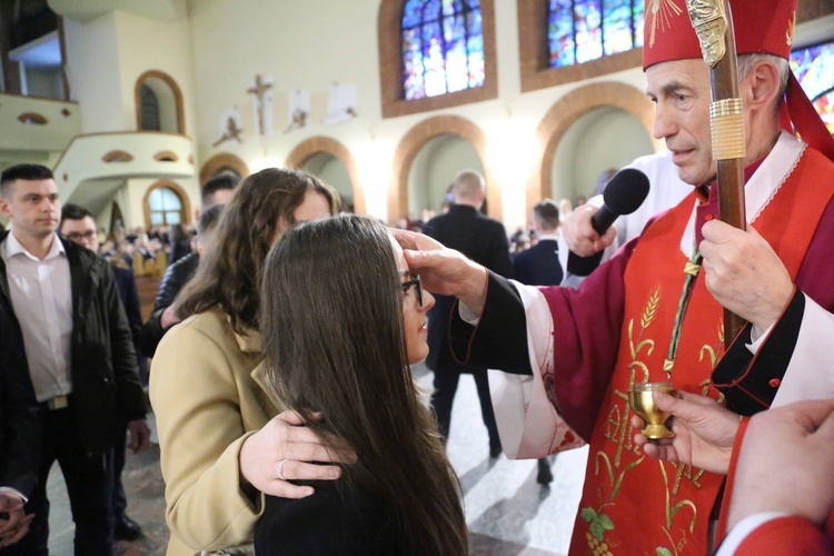 Bierzmowanie młodych z Nawojowej i Zawady