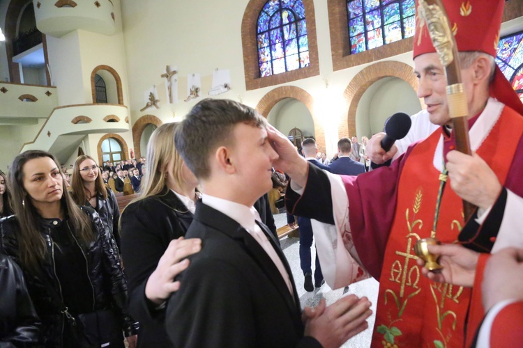 Bierzmowanie młodych z Nawojowej i Zawady