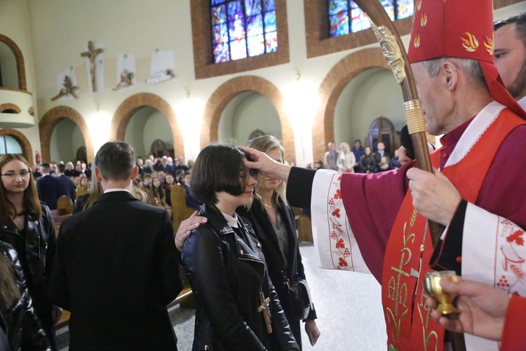 Bierzmowanie młodych z Nawojowej i Zawady