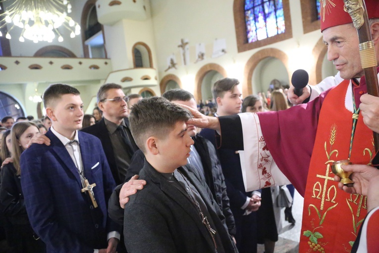 Bierzmowanie młodych z Nawojowej i Zawady