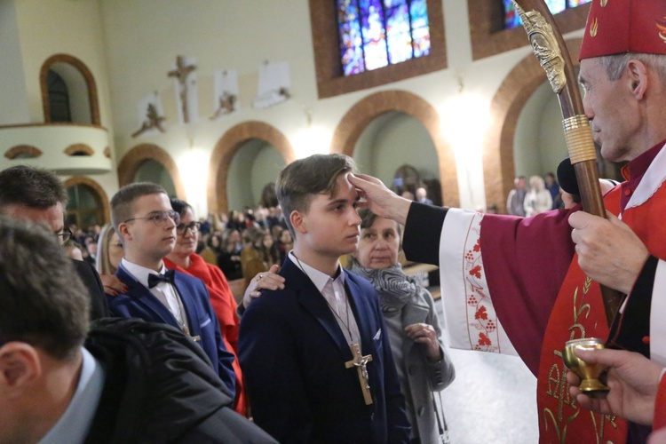 Bierzmowanie młodych z Nawojowej i Zawady