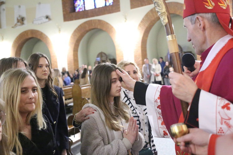 Bierzmowanie młodych z Nawojowej i Zawady