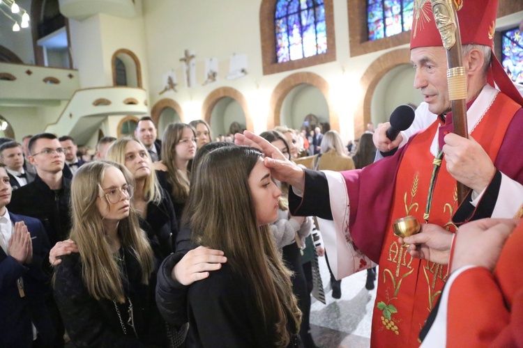 Bierzmowanie młodych z Nawojowej i Zawady