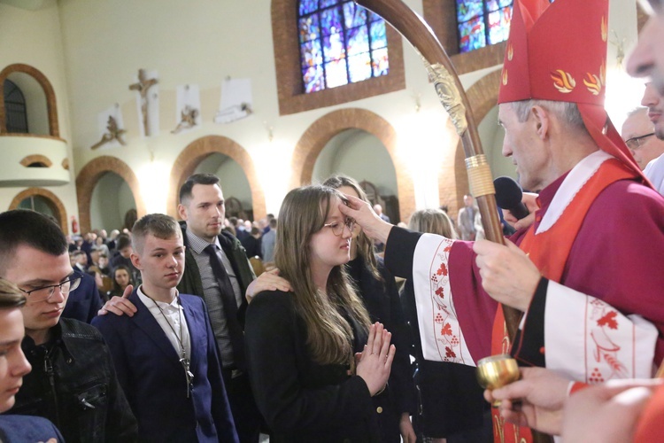 Bierzmowanie młodych z Nawojowej i Zawady