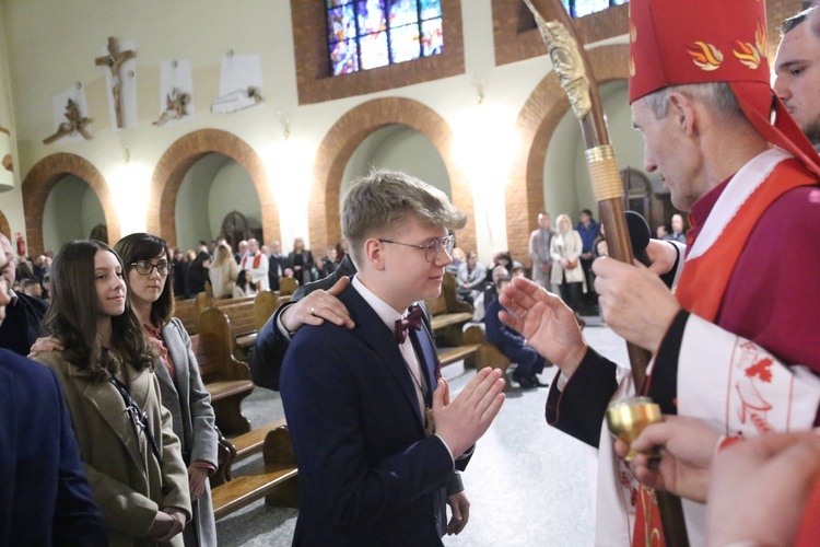 Bierzmowanie młodych z Nawojowej i Zawady