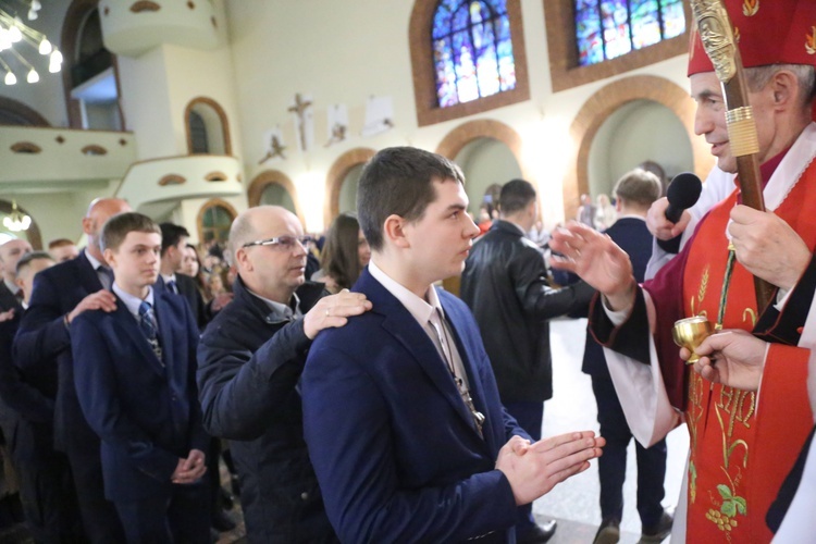 Bierzmowanie młodych z Nawojowej i Zawady