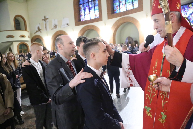 Bierzmowanie młodych z Nawojowej i Zawady