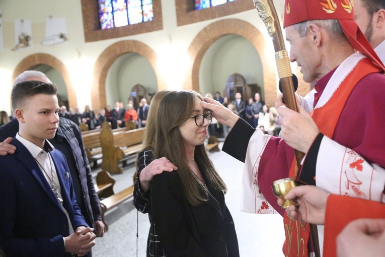 Bierzmowanie młodych z Nawojowej i Zawady