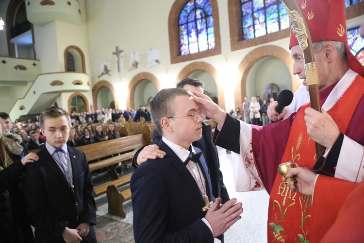 Bierzmowanie młodych z Nawojowej i Zawady