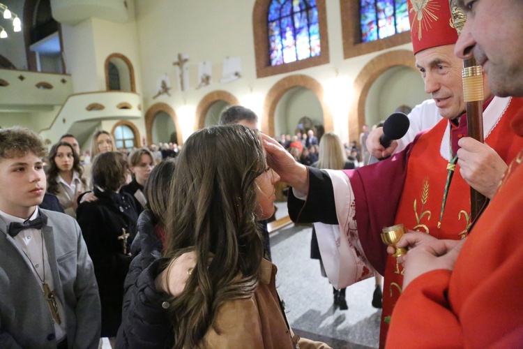 Bierzmowanie młodych z Nawojowej i Zawady