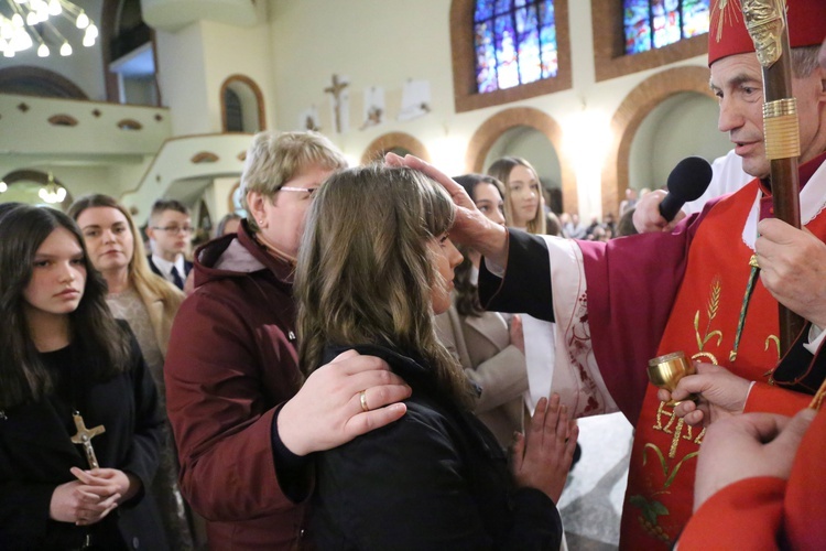 Bierzmowanie młodych z Nawojowej i Zawady
