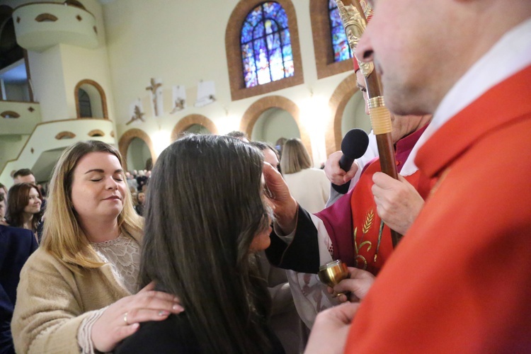 Bierzmowanie młodych z Nawojowej i Zawady