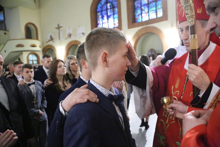 Bierzmowanie młodych z Nawojowej i Zawady