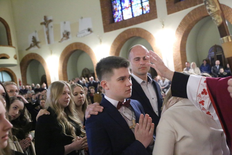 Bierzmowanie młodych z Nawojowej i Zawady