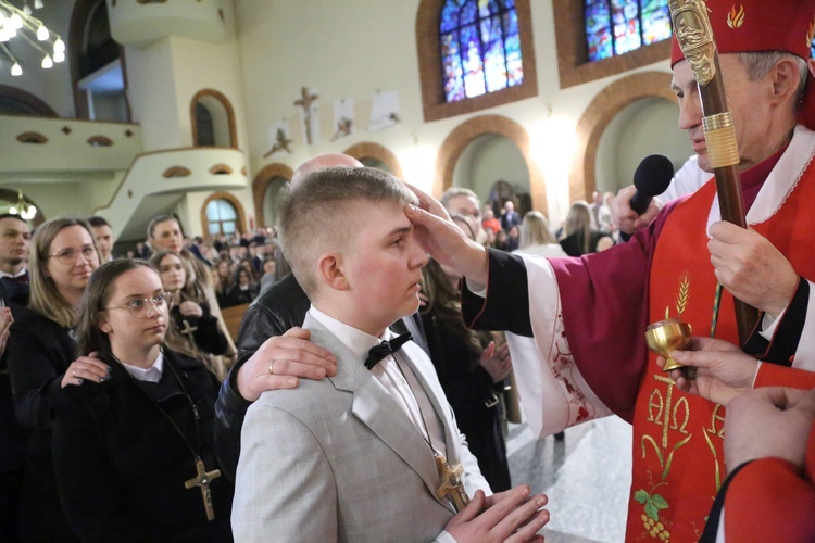 Bierzmowanie młodych z Nawojowej i Zawady