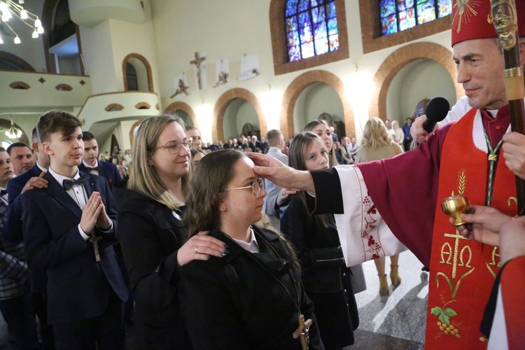 Bierzmowanie młodych z Nawojowej i Zawady
