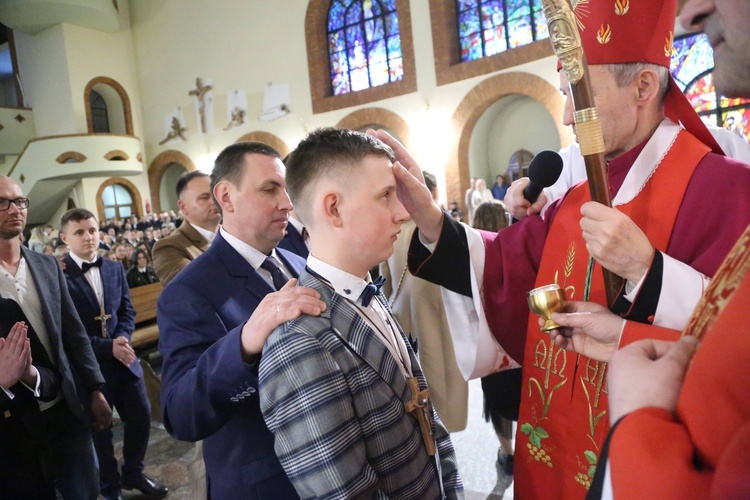 Bierzmowanie młodych z Nawojowej i Zawady