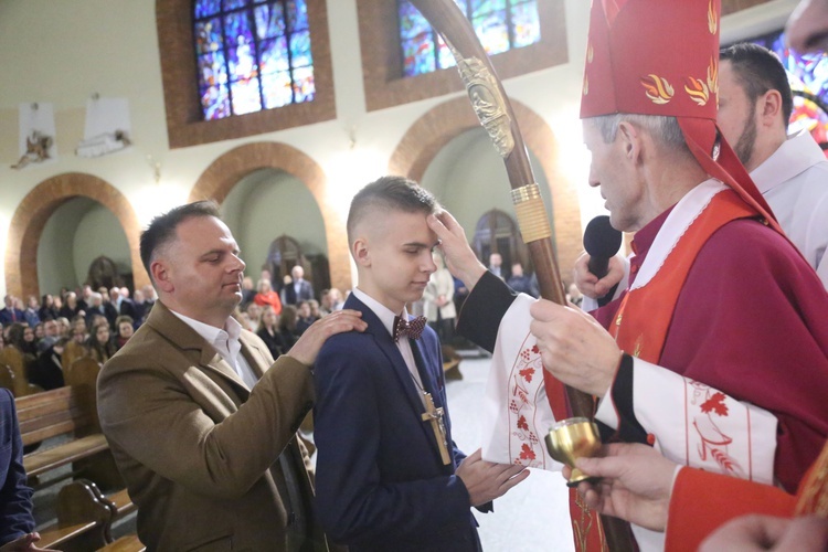 Bierzmowanie młodych z Nawojowej i Zawady