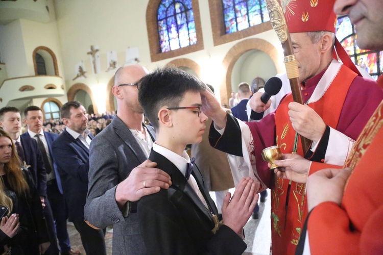 Bierzmowanie młodych z Nawojowej i Zawady