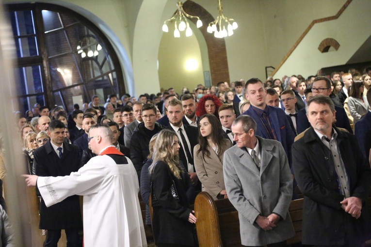 Bierzmowanie młodych z Nawojowej i Zawady