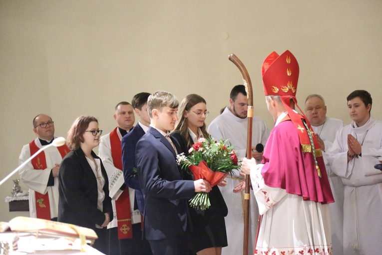 Bierzmowanie młodych z Nawojowej i Zawady