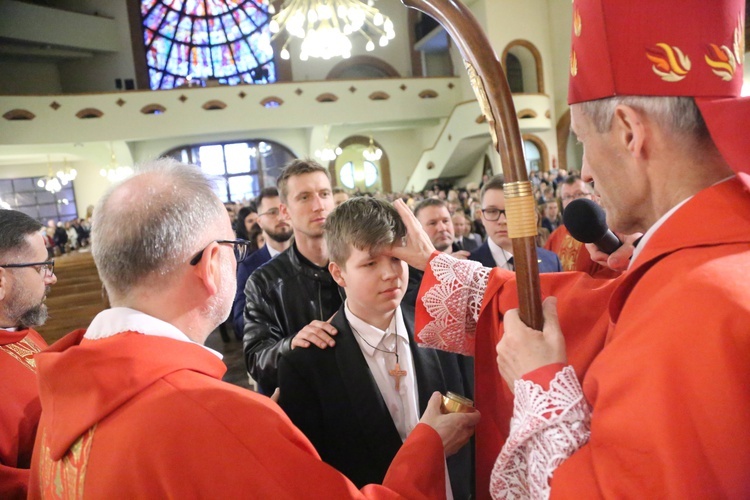 Bierzmowanie młodych z parafii kolejowej