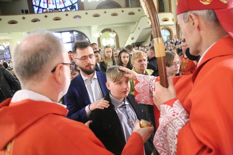 Bierzmowanie młodych z parafii kolejowej