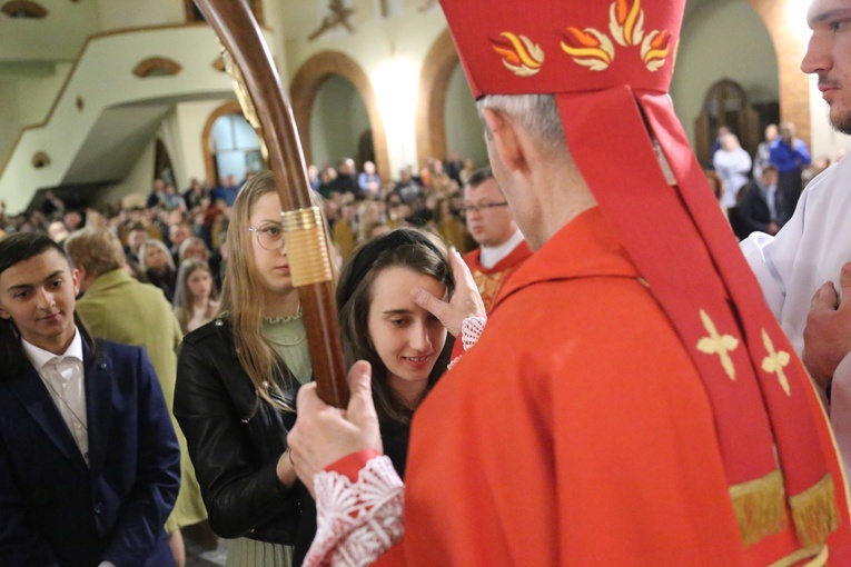 Bierzmowanie młodych z parafii kolejowej