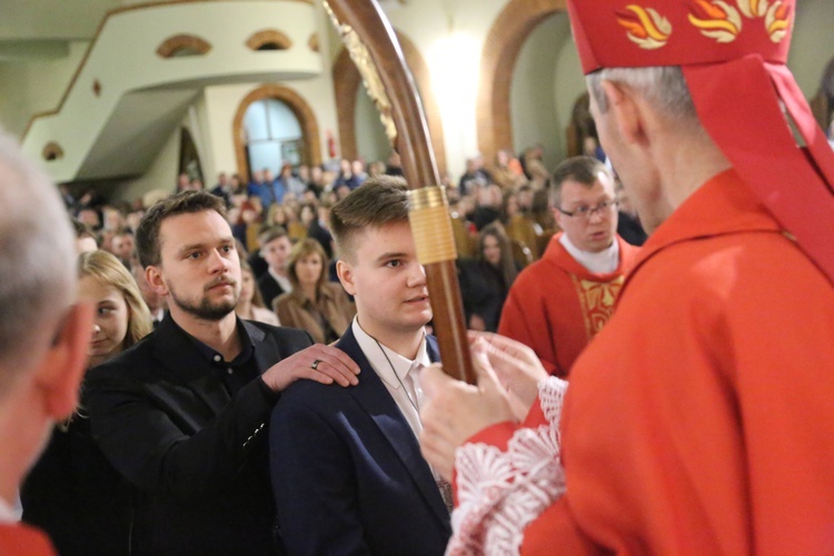 Bierzmowanie młodych z parafii kolejowej