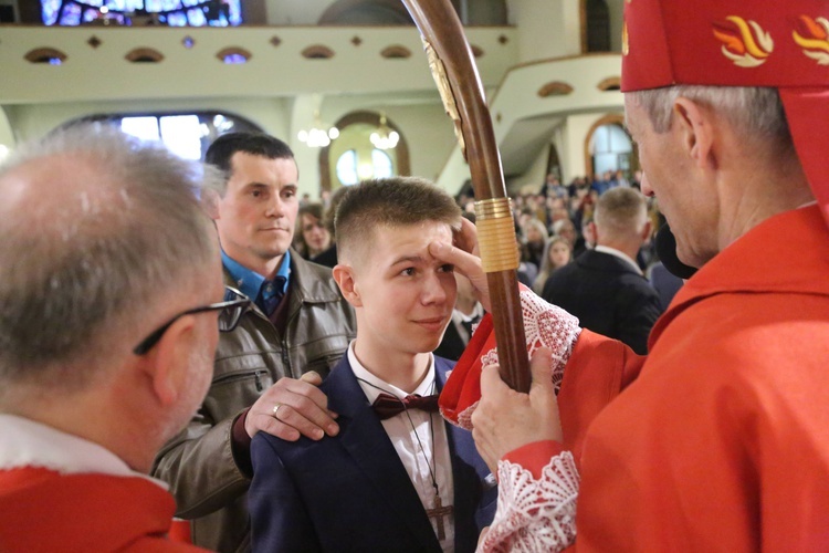 Bierzmowanie młodych z parafii kolejowej