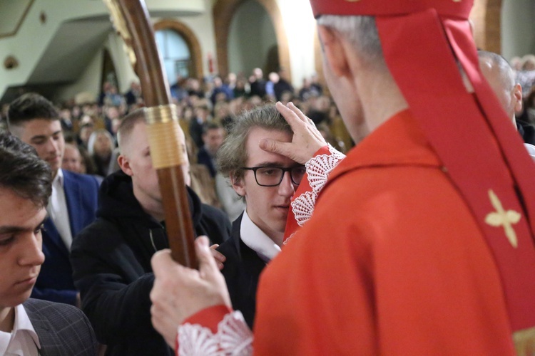 Bierzmowanie młodych z parafii kolejowej
