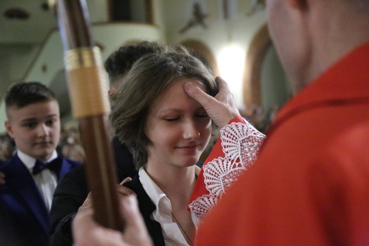 Bierzmowanie młodych z parafii kolejowej