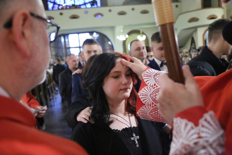 Bierzmowanie młodych z parafii kolejowej