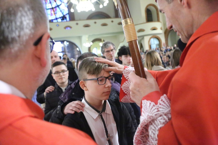 Bierzmowanie młodych z parafii kolejowej