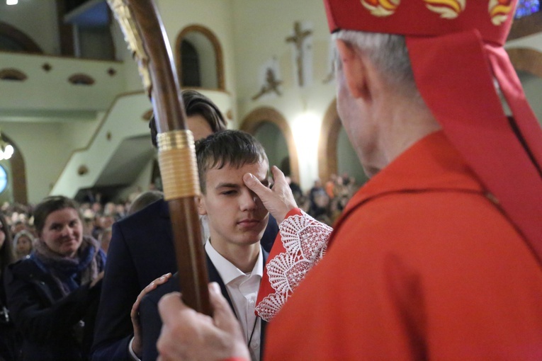 Bierzmowanie młodych z parafii kolejowej