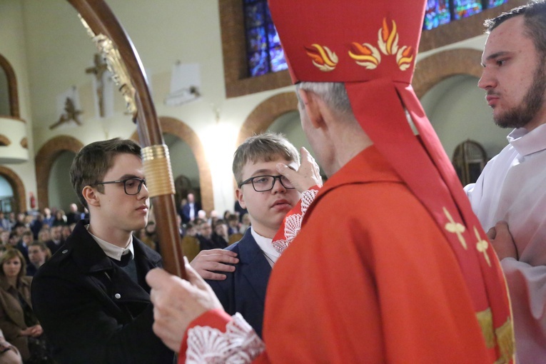 Bierzmowanie młodych z parafii kolejowej