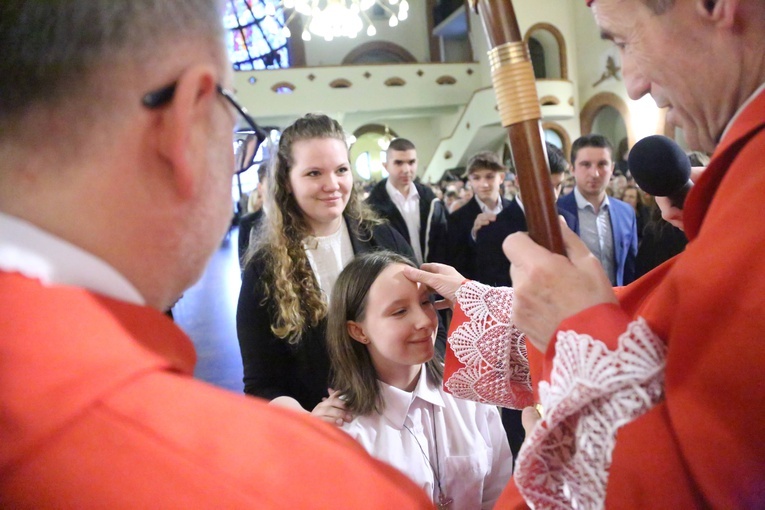 Bierzmowanie młodych z parafii kolejowej