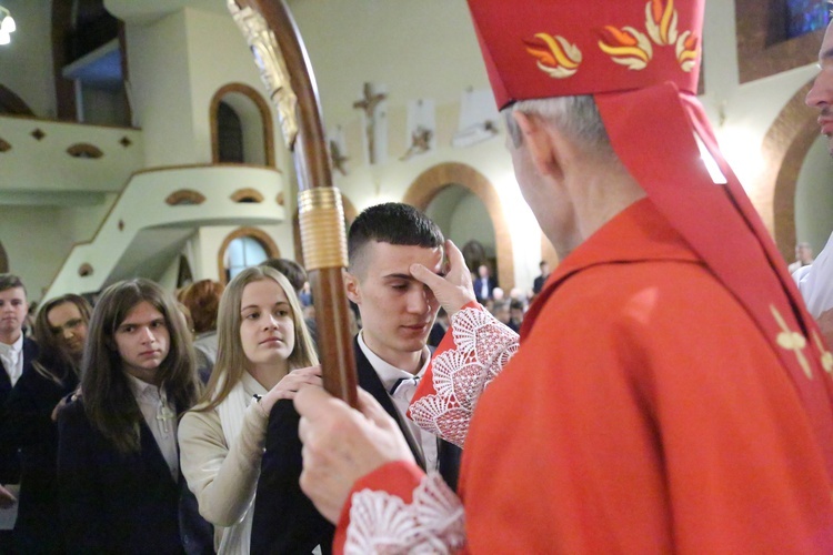 Bierzmowanie młodych z parafii kolejowej
