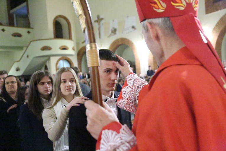 Bierzmowanie młodych z parafii kolejowej