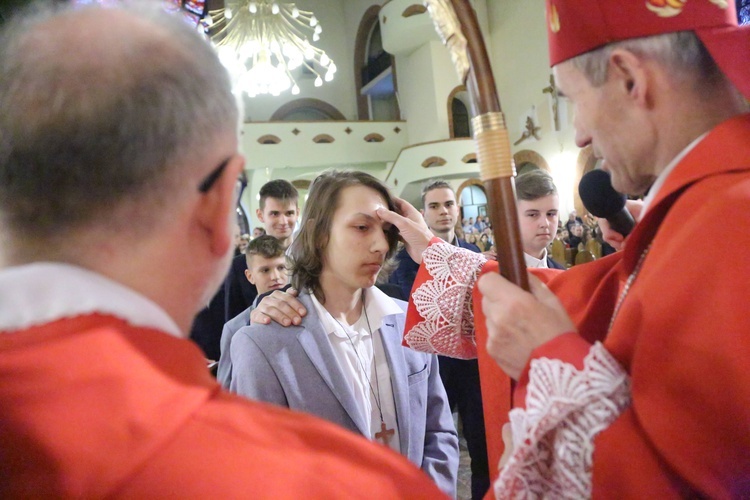 Bierzmowanie młodych z parafii kolejowej