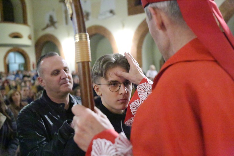 Bierzmowanie młodych z parafii kolejowej