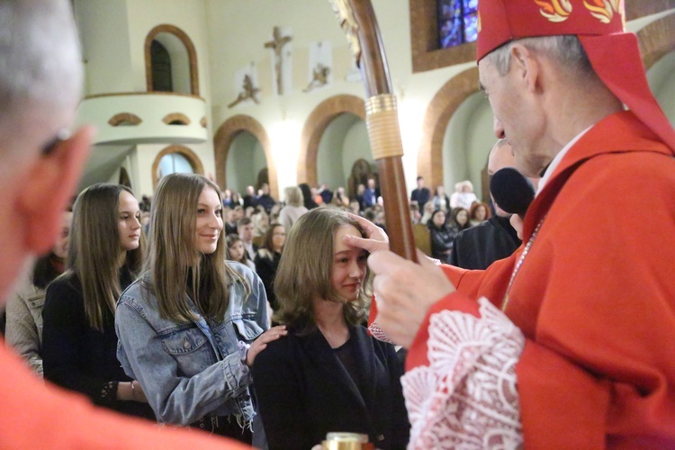 Bierzmowanie młodych z parafii kolejowej