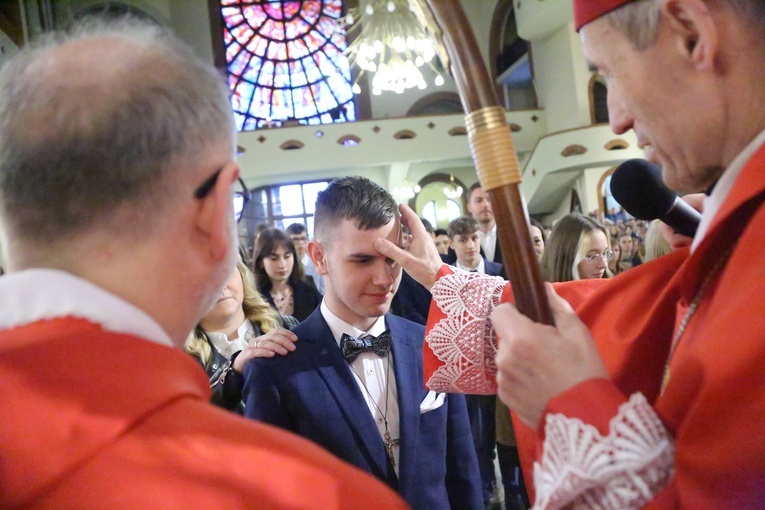 Bierzmowanie młodych z parafii kolejowej