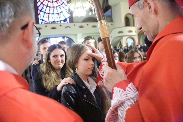 Bierzmowanie młodych z parafii kolejowej