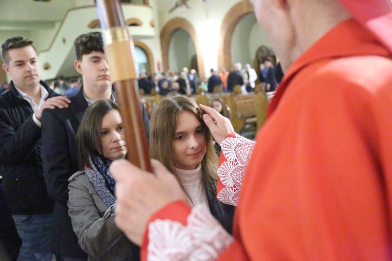 Bierzmowanie młodych z parafii kolejowej