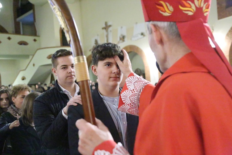Bierzmowanie młodych z parafii kolejowej