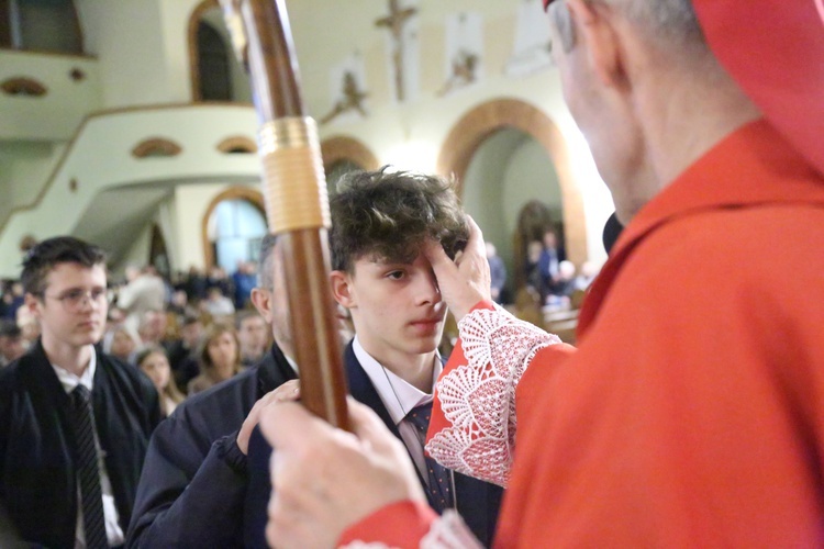 Bierzmowanie młodych z parafii kolejowej